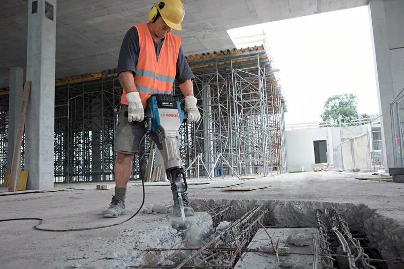 abbruchhammer-stemmt-betonplatte